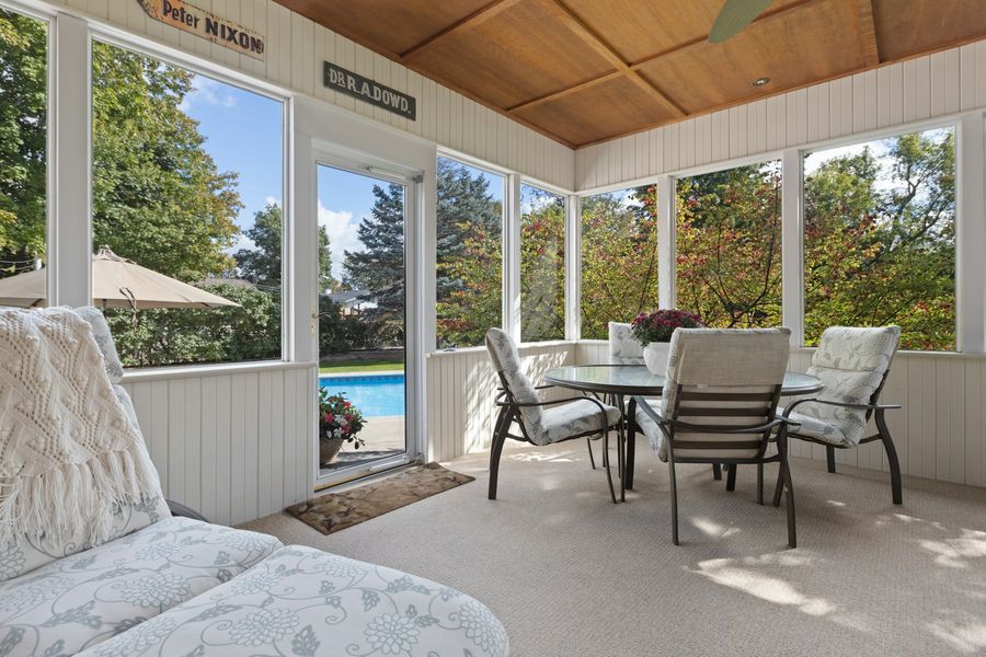 Four-season room overlooking a pool